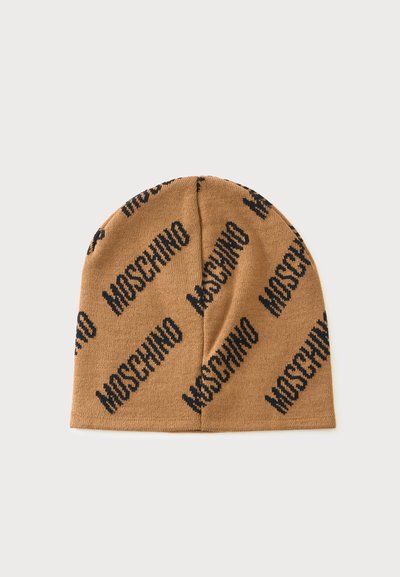 Bonnet en maille marron avec un motif de texte noir en diagonale partout.