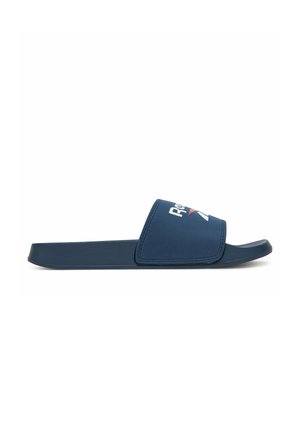 Marineblaue Slip-On-Sandale mit breitem Riemen, der weißen und roten Logoaufschrift oben, flacher Sohle und offenem Zehendesign.