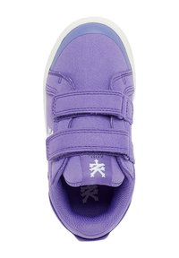 Sneaker viola con due strappi in velcro, punta arrotondata, colletto imbottito e suola bianca. Presenta un logo sulla linguetta. Tessuto morbido.