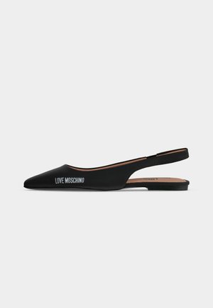 Sort spids slingback flad sko med lav hæl og "LOVE MOSCHINO"-logo på siden mod en enkel lys baggrund.