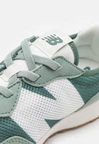 New Balance 327 - Chaussures de course - green