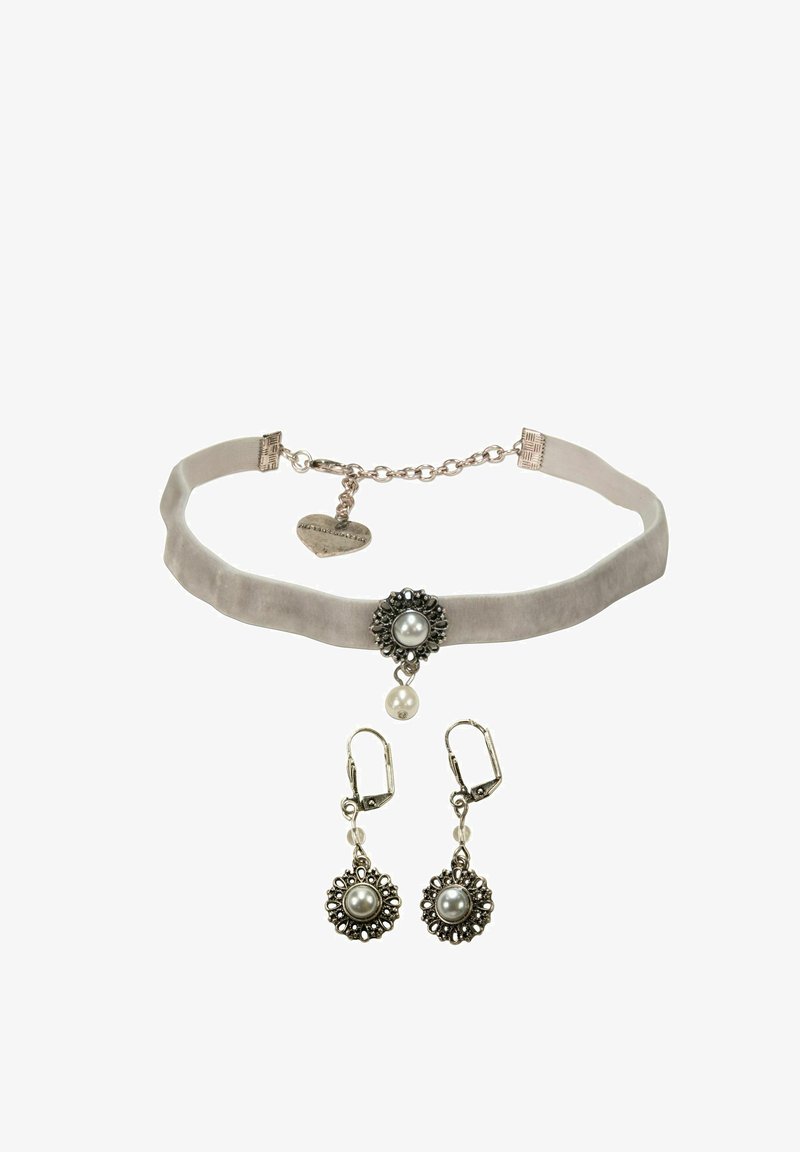 Choker aus weichem grauem Satin mit einem runden silbernen Akzent, der eine Perle und eine kleine Kette mit einem Herzanhänger zeigt; passende hängende Perlenohrringe.