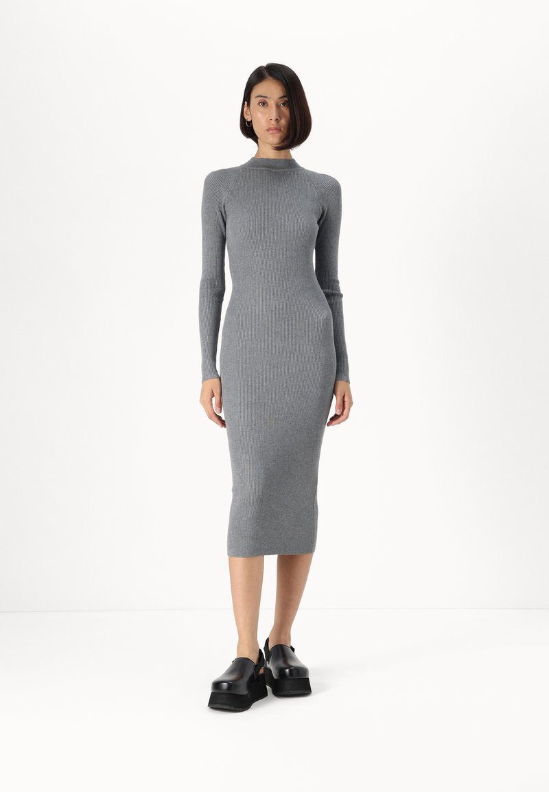 Vero Moda Tall VMWILLOW DRESS - Svetríkové šaty - medium grey