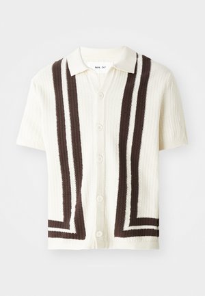 Cardigan à manches courtes en crème avec des rayures marron foncé. Présente un tricot texturé, un col standard et cinq boutons sur le devant.