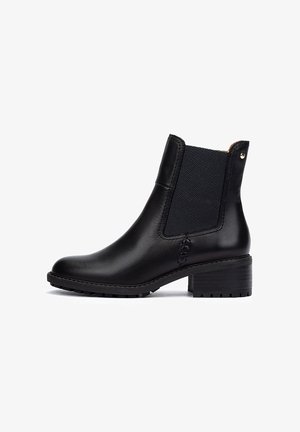 Bottine en cuir noir avec des panneaux latéraux élastiques, bout rond et petit talon carré. Tige texturée avec un détail de couture contrastante.