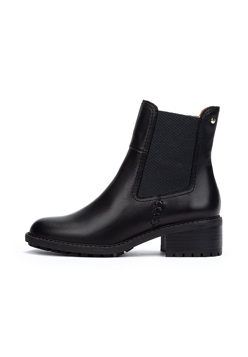 Bottine en cuir noir avec des panneaux latéraux élastiques, bout rond et petit talon carré. Tige texturée avec un détail de couture contrastante.
