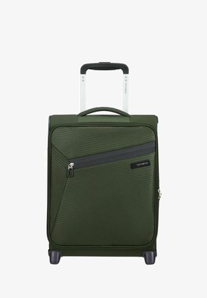 Valise souple verte avec poignée télescopique, poche zippée diagonale à l'avant et petites roues à la base.