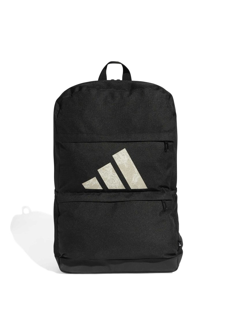 Crni ruksak od teksturirane tkanine, s istaknutim bijelim Adidas logotipom s tri pruge i dva zipirana džepa sprijeda.