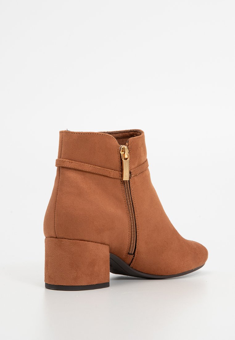 Braune Wildleder-Ankelstiefel mit runder Zehenform, goldfarbener Reißverschlussverzierung und Blockabsatz. Glatte Textur mit minimalen Verzierungen.