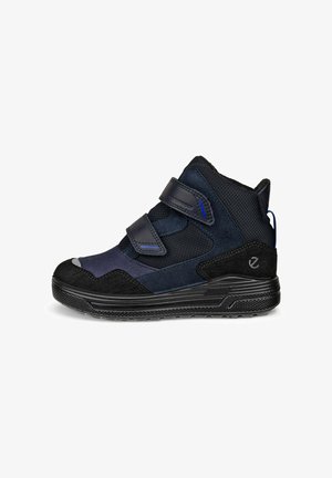 Scarpe alte impermeabili blu navy e nere con due cinturini in velcro, tessuto testurizzato e suola in gomma. Presentano un accento blu e una punta rinforzata.