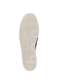 Schoenenzool met een gladde witte rubberbasis, voorzien van een lineaire textuur en een ingebed merklogo. De vorm is plat, ontworpen voor stabiliteit en grip.