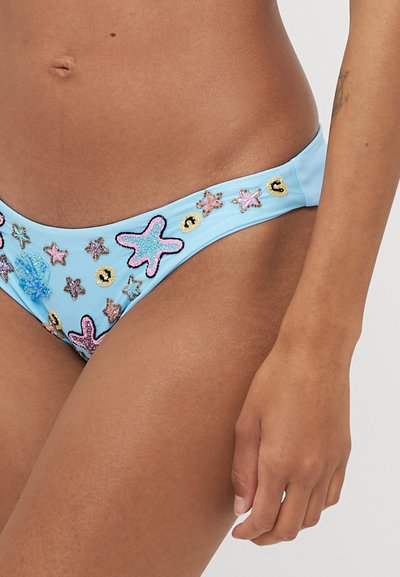 Bas de bikini bleu clair avec des broderies colorées d'étoiles de mer et de coquillages, au toucher lisse et extensible, et à taille basse.
