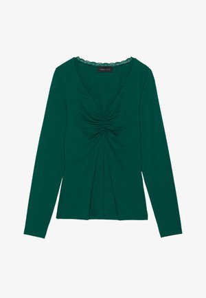 Pikkade varrukatega roheline pluus V-kaelusega, millel on pitsiline äär ja keskosas kogutud kangas, valmistatud pehmest ja venivast materjalist.