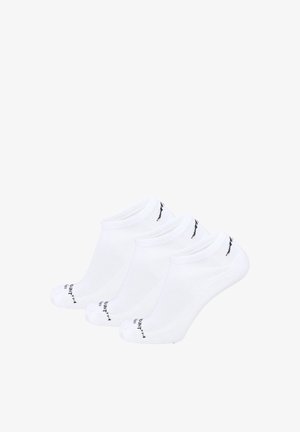 Tre par hvide lavskårne sportssokker med sorte logodetaljer ved ankel og tæer, arrangeret i række på en hvid baggrund.