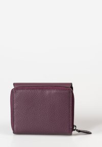 Portafoglio in pelle viola con finitura testurizzata, chiusura con zip nella parte superiore, forma rettangolare compatta e piccolo dettaglio con cinturino laterale.