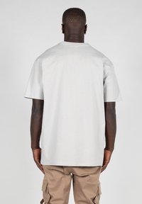 MJ Gonzales JUSTITIA  HEAVY  - T-shirts print - lightasphalt