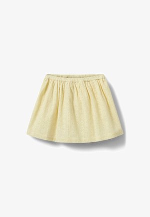 Żółta spódnica z materiału eyelet z elastycznym pasem, marszczonym fasonem i kwiatowym wzorem wycięć na białym tle.