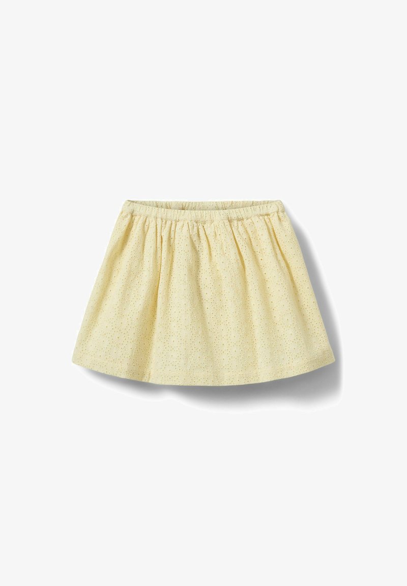 Jupe en tissu œillet jaune avec ceinture élastique, design froncé et motif floral ajouré, présentée sur fond blanc.