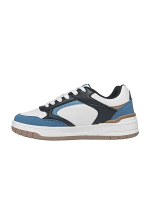 Sneaker basso con pannelli in pelle bianchi, blu, neri e beige, lacci bianchi e una suola spessa bianca con battistrada beige.