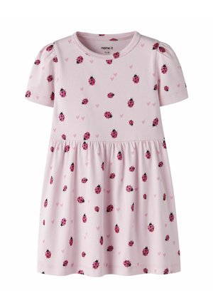 Robe rose clair pour tout-petit avec manches bouffantes, couverte de petites coccinelles rouges et noires et motifs de cœurs rose clair.