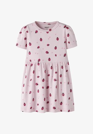 Vestido para niño pequeño de color rosa claro con mangas abullonadas, cubierto de pequeños patrones de mariquitas rojas y negras y corazones rosa claro.