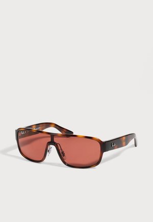 Lunettes de soleil Ray-Ban à monture écaille de tortue, large et rectangulaire, avec des verres teintés rose, sur un fond uni.