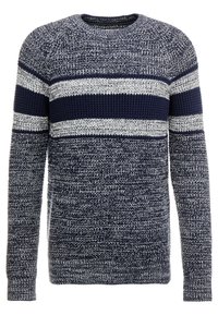 Jersey de cuello redondo de punto en azul marino y blanco con rayas horizontales y mangas largas.