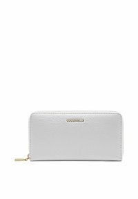 Cartera de cuero blanco con un acabado texturizado, cierre de cremallera y logo en tono dorado en la parte frontal. Presenta una forma rectangular y bordes redondeados.