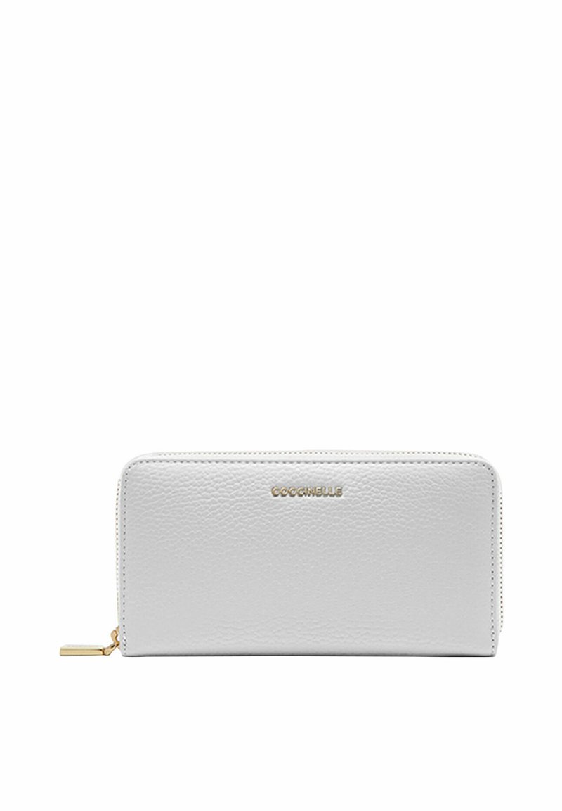 Cartera de cuero blanco con un acabado texturizado, cierre de cremallera y logo en tono dorado en la parte frontal. Presenta una forma rectangular y bordes redondeados.