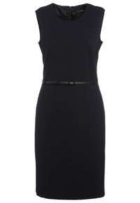 Mörkblå ärmlös klänning med en figursydd silhuett, försedd med ett tunt svart bälte runt midjan och dold dragkedja i ryggen. Slät tygtextur.