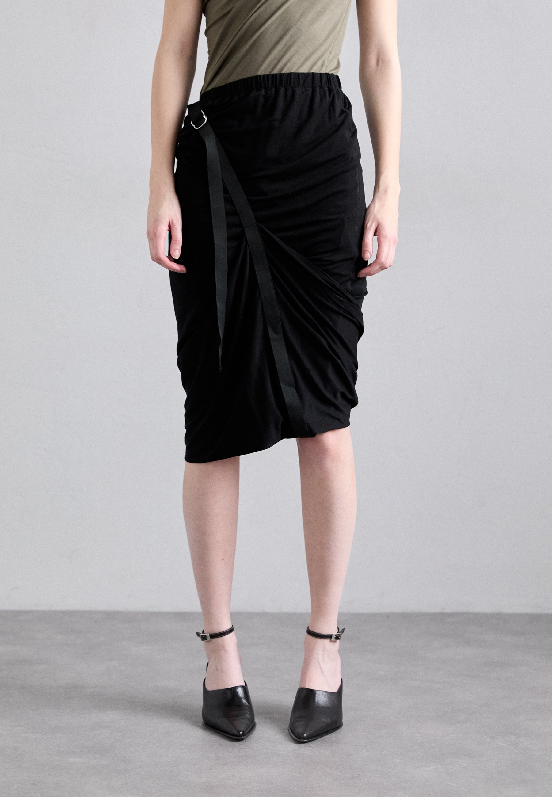 【関税込み】Helmut Lang ブラック Wind ミディアムスカート Helmut Langのブラック Wind ミディアムスカートがセール中