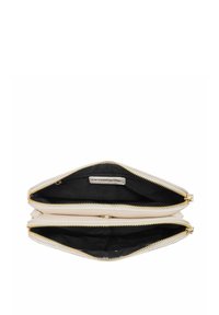 Kremowa skórzana torebka kopertówka o gładkim wykończeniu, z dwiema zamykanymi na zamek komorami podszewką z czarnej tkaniny i złotymi akcentami. 