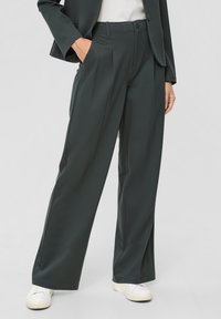 s.Oliver REGULAR MIT FALTE - Stoffhose - olivgrün