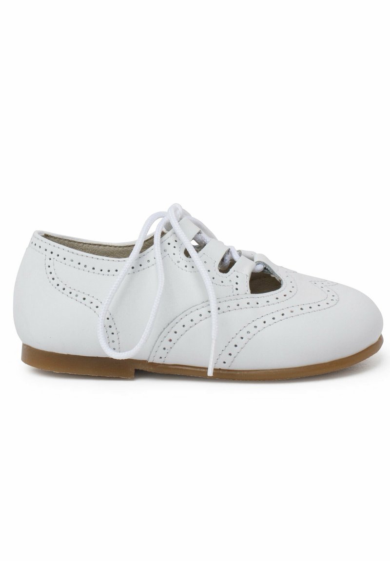 Scarpa in pelle bianca con accenti perforati, suola piatta e design con lacci. Punta arrotondata e cuciture decorative minime.