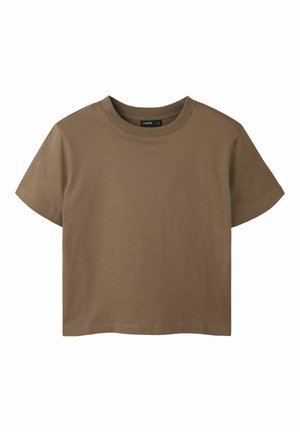 Braunes kurzärmeliges, kurz geschnittenes T-Shirt mit Rundhalsausschnitt und kleinem schwarzem Etikett innen am Kragen.