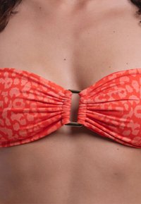Flavia Valentini LEOPARD BANDEAU HIGH-WAISTED RUCHED SET - Bikini - red