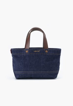 Donkerblauwe denim shopper met bruine leren handvatten, zichtbare stiksels en een klein Levi’s-logo centraal vlak bij de bovenrand.