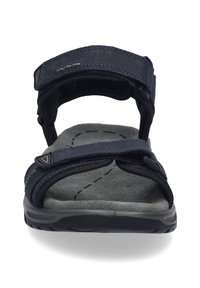 Granatowe sandały na pasku z regulowanym zapięciem na rzep, teksturowana szara wkładka oraz czarna gumowa podeszwa o konturowym kształcie.
