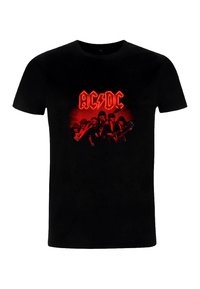 Černé bavlněné tričko s červenou grafickou potisky kapely a nápisem "AC/DC" tučně nadepsaným nad nimi, se známými hudebníky a nástroji.