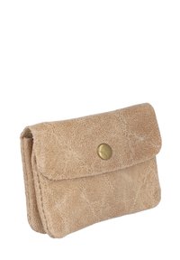 Cartera de cuero beige con acabado texturizado, diseño plegable y cierre de broche de latón, con bordes sin rematar y forma compacta.