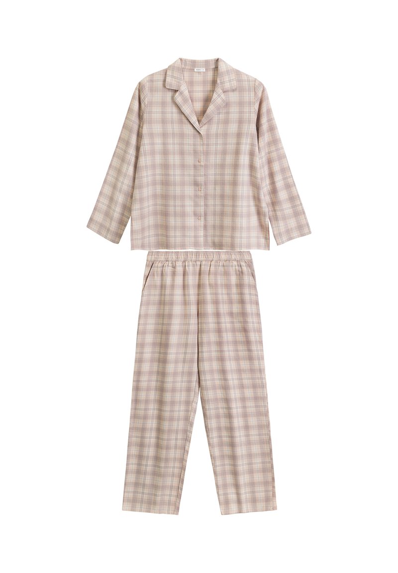 Pajama zestaw w kratkę składający się z zapinanej na guziki, długiego rękawa koszuli i spodni z elastycznym pasem, wykonany z miękkiego materiału w stonowanych odcieniach beżu i jasnego różu.