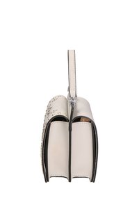 Borsa a mano in pelle bianca con bordi neri, parte superiore arrotondata, hardware argento e accenti di borchie decorative su un lato. Include una tracolla regolabile.