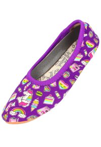 Lila Flachschuh mit verspielten Mustern von Einhörnern, Süßigkeiten und Regenbögen. Stoffaußenseite mit glatter Innenseite und abgerundetem Zehenbereich.