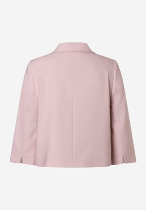 Achteraanzicht van een lichtroze blazer met lange mouwen, een rechte kraag en een lichte middennaad, tegen een effen achtergrond.