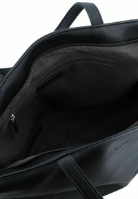 Borsa a spalla nera in pelle con un esterno testurizzato. L'interno presenta un rivestimento in tessuto liscio con una tasca con zip e uno spazio aperto per gli oggetti.