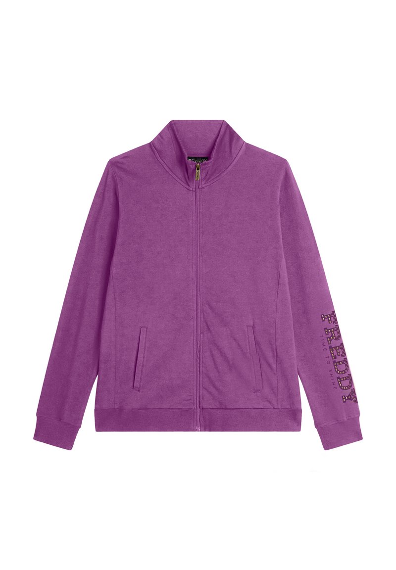 Giacca a zip viola realizzata in tessuto morbido, dotata di due tasche frontali e un colletto alto. Testo con decorazioni sulla manica sinistra.