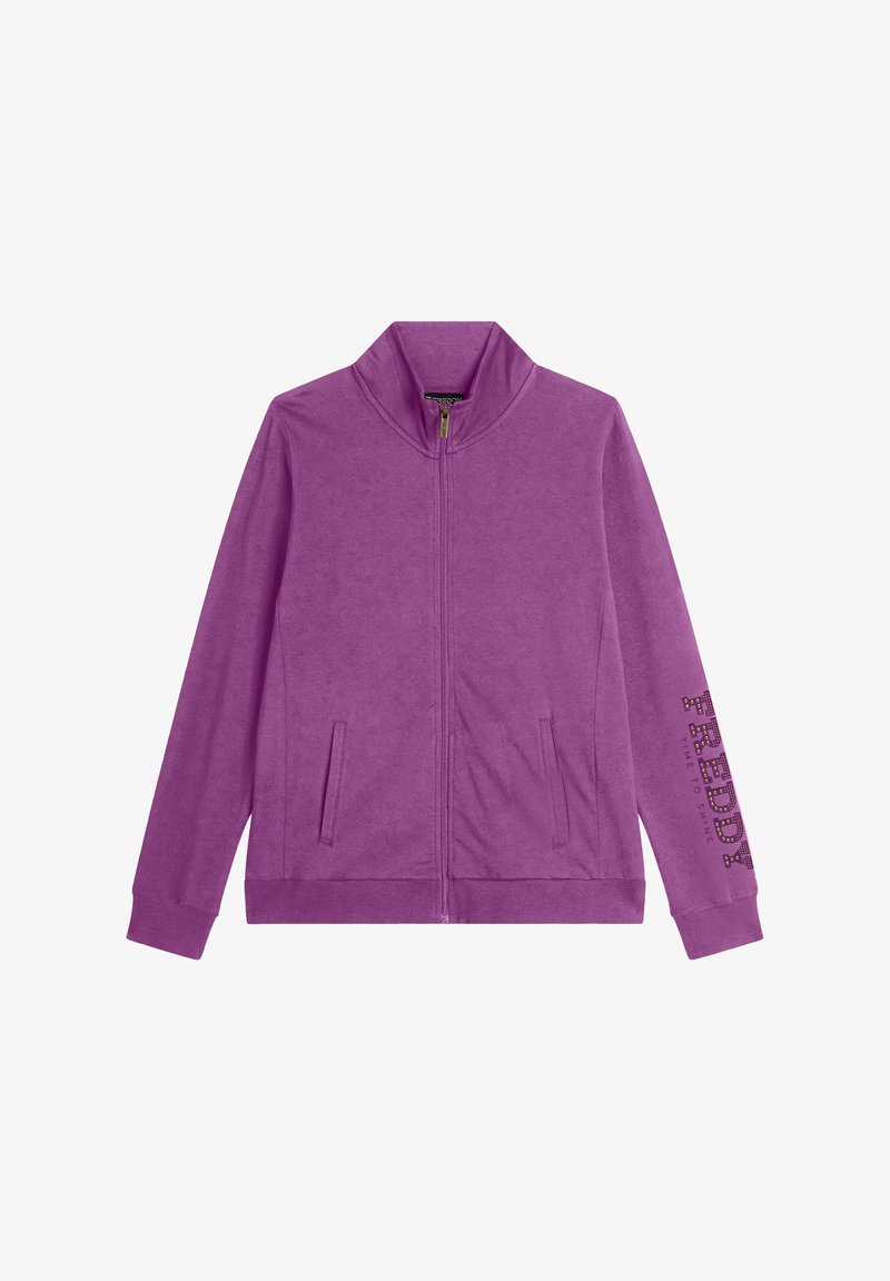 Veste zippée violette en tissu doux, dotée de deux poches avant et d'un col haut. Texte avec embellissements sur la manche gauche.