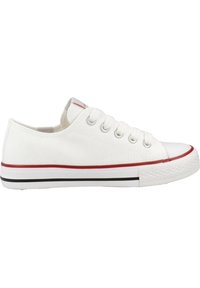 Sneaker bianca in tela con suola in gomma, punta tondeggiante, dettagli rossi e neri lungo la suola e sei occhielli per i lacci.