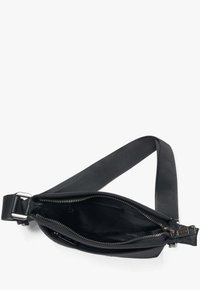 Czarna torba na ramię o gładkiej teksturze, z główną komorą zapinaną na zamek i płaskim regulowanym paskiem. Wnętrze jest gładkie i bez wzorów.
