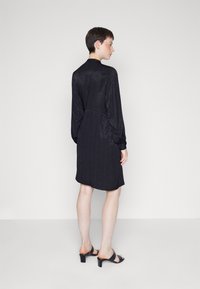 Selected Femme TYRA SHORT DRESS - Koktailové šaty/večierkové šaty - black